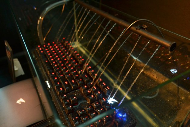 在箱子裡用水直接淋的AORUS K9機械鍵盤