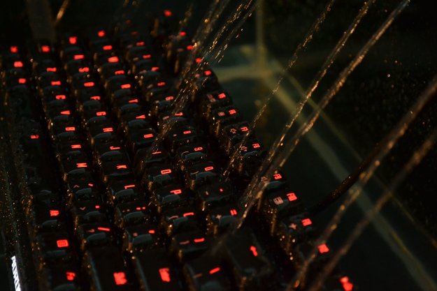 發出紅色LED鍵盤燈然後用水直接淋的K9機械鍵盤
